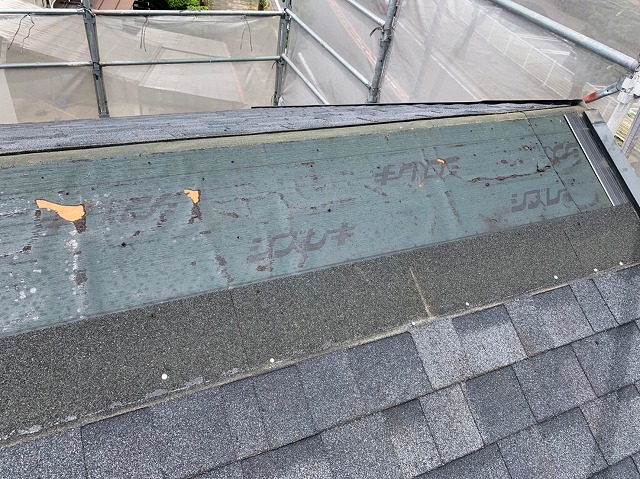 尾張旭市で雨漏り原因が防水シートの穴あきと判明したアスファルトシングルの補修工事、雨漏り部分へ防水シートの施工